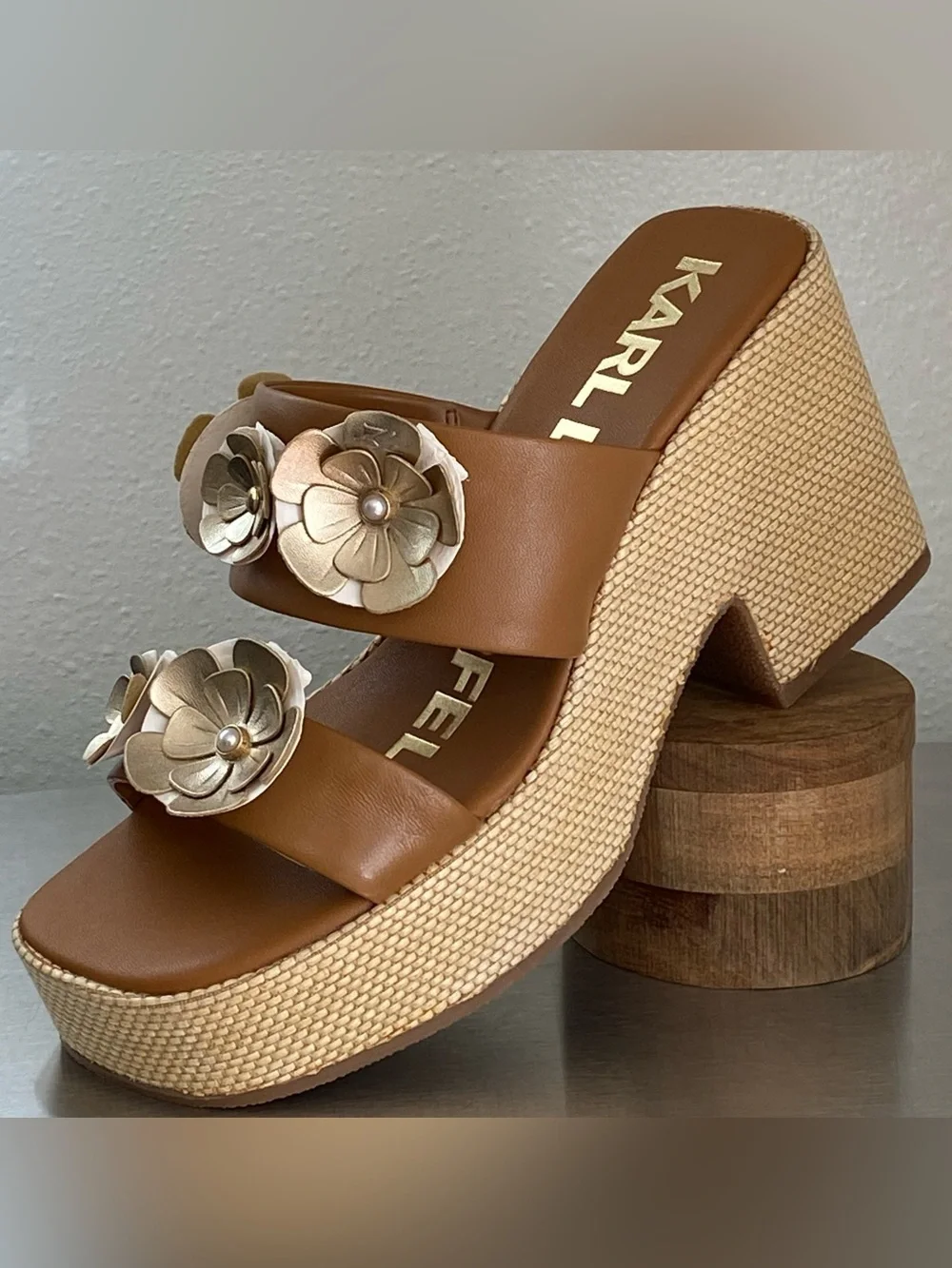 KARL LAGERFELD LEATHER AND RAFFIA PLATFORM SANDALS WITH GOLD METALLIC FLOWERS